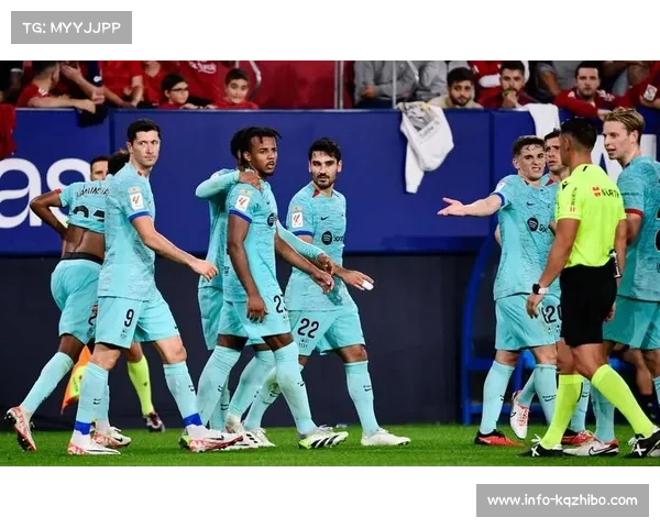 巴萨vs奥萨苏纳观众席爆满,球迷横幅声援加维伤退